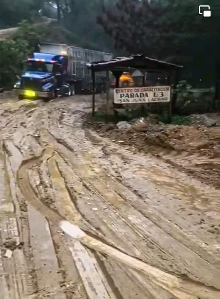Betillocruz's tweet photo. La carretera #SolaDeVega - #PuertoEscondido siempre ha sido una tragedia. 
Sin necesidad de huracán o tormenta ha sido un martirio. Así se encuentra cerca de la desviación a San Juan  #Lachao.
@SINFRA_GobOax
@alejandromurat https://t.co/nK4ownUoXa