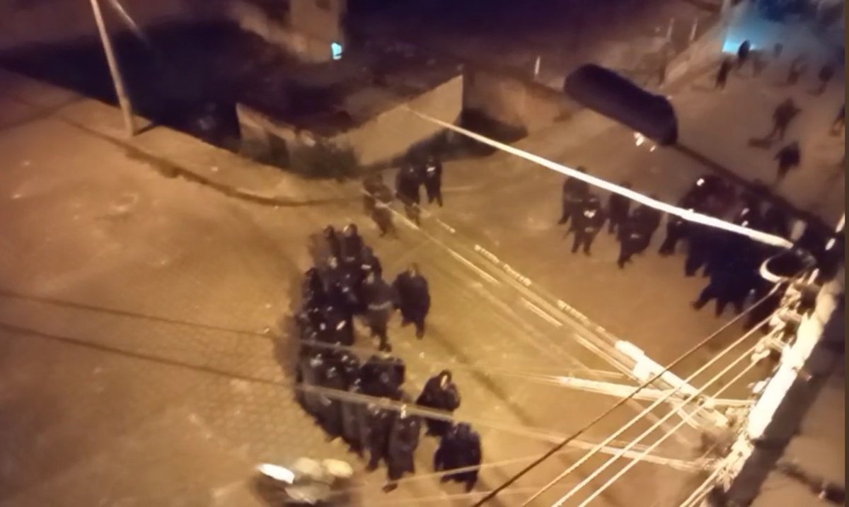 #Ahora #Urgente #ParoNacional #ParoNacional2022 <a href="/PoliciaEcuador/">Policía Ecuador</a> reprime a moradores de Edén del Valle, en el desvío de la Av Rumiñahui y Simón Bolívar. Entre 4 policías golpearon a una mujer indefensa. Ahora lanzan gases.