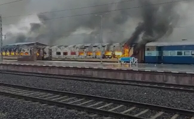 ndtv's tweet photo. 🔴 #BREAKING | '#Agnipath' protest: 2 coaches of passenger train set on fire by mob in Bihar https://t.co/dEaNvkJADC https://t.co/lFJDqj83SE