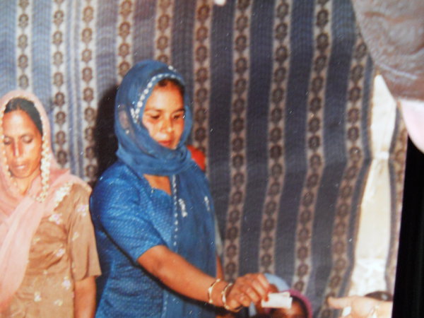 ensaaf's tweet photo. In 1993, Punjab Police abducted Gurmeet Kaur from her home. The police killed her and orphaned her two children.

Her story is the first release of the 121 female victims of disappearances and unlawful killings in Punjab documented by Ensaaf.

Read more:
https://t.co/xNPTQqD6hH https://t.co/7DX299VwaW