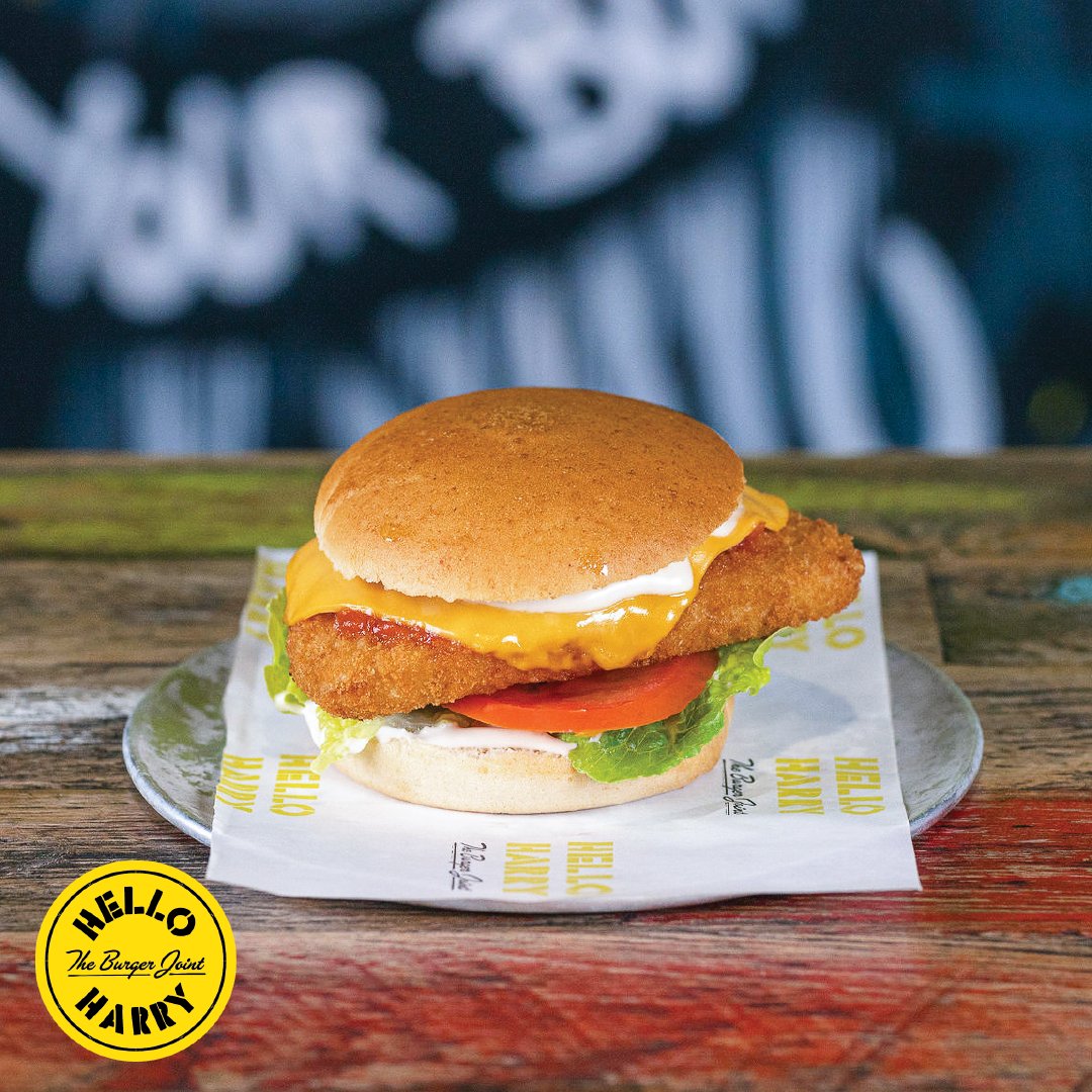 V2FoodOfficial's tweet photo. Tuck into a v2schnitzel burger (or three!) at Hello Harry, newly launched across 14 venues nationwide 😋
Tag a mate who would love to try some v2 plant-based goodness 💚🌱
#v2burger #v2food #aussiefoodies #helloharry https://t.co/Gljxe2gxR2