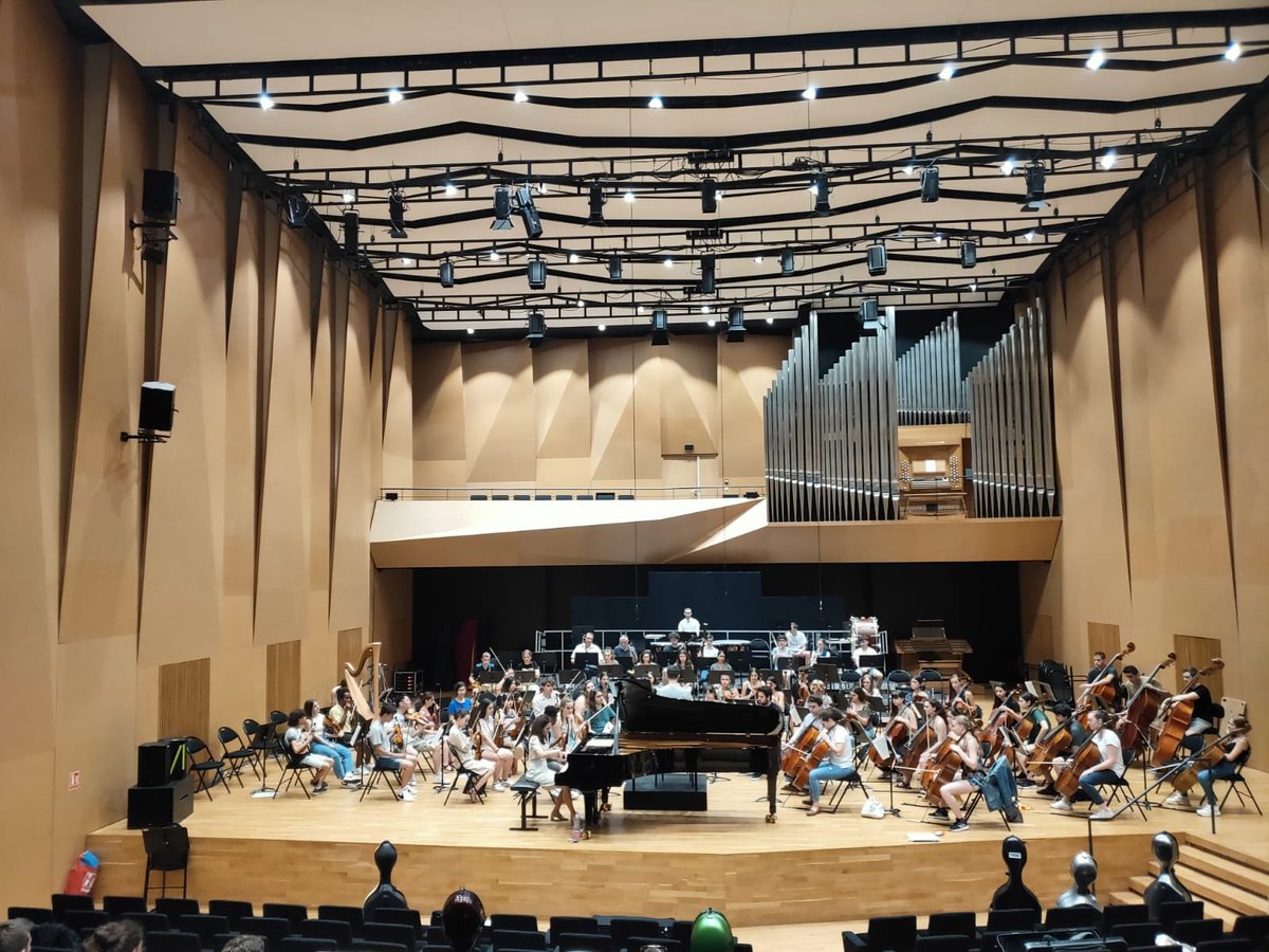 CPM_Vic_Angeles's tweet photo. Primeras fotos de nuestros alumnos y las profesoras Nuria Rosa y Raquel Tavira en Francia!Ayer llegaron a Aix en Provence y ya tuvieron ensayos por la tarde con alumnos del Conservatoire Darius Milhaud y de la Art'J de Portugal. #legatissimo #xxaniversariocpmvictoriadelosangeles https://t.co/4rDxMyCKwW