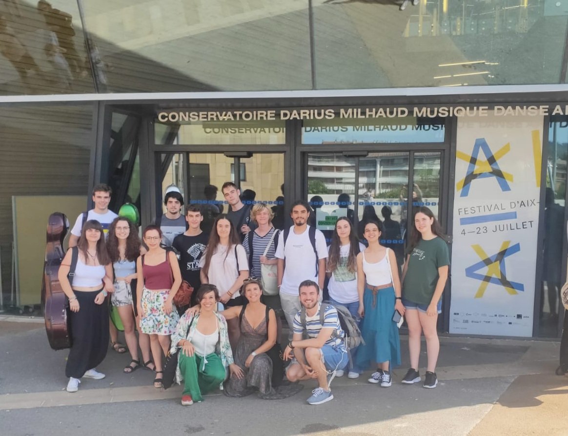 CPM_Vic_Angeles's tweet photo. Primeras fotos de nuestros alumnos y las profesoras Nuria Rosa y Raquel Tavira en Francia!Ayer llegaron a Aix en Provence y ya tuvieron ensayos por la tarde con alumnos del Conservatoire Darius Milhaud y de la Art'J de Portugal. #legatissimo #xxaniversariocpmvictoriadelosangeles https://t.co/4rDxMyCKwW