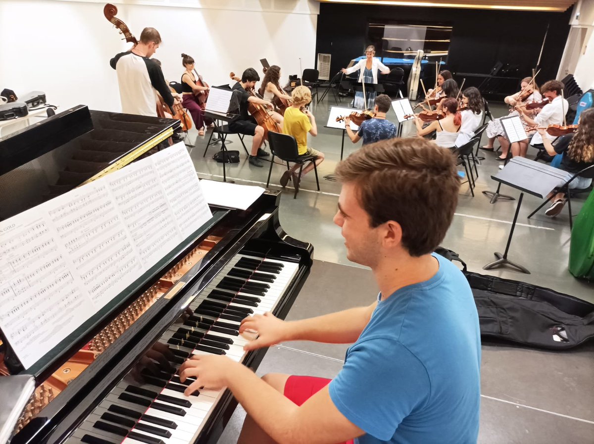 CPM_Vic_Angeles's tweet photo. Primeras fotos de nuestros alumnos y las profesoras Nuria Rosa y Raquel Tavira en Francia!Ayer llegaron a Aix en Provence y ya tuvieron ensayos por la tarde con alumnos del Conservatoire Darius Milhaud y de la Art'J de Portugal. #legatissimo #xxaniversariocpmvictoriadelosangeles https://t.co/4rDxMyCKwW