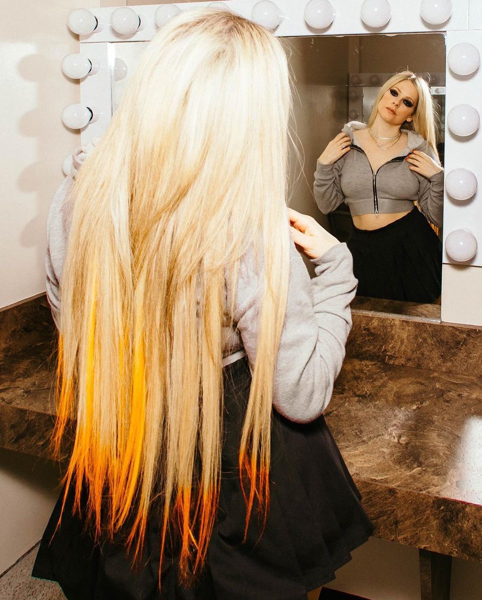 ARLavigneDaily's tweet photo. Avril Lavigne in front of the mirror, that's the tweet. 🧡 https://t.co/JNItDxKvjc