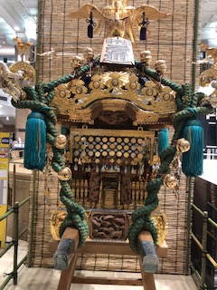 EllieJapan2022's tweet photo. Portable shrines and traditional clothes for Japanese festivals, called Happai in Japanese ,displayed in department store in Tokyo. 

#tokyo #Nihonbashi #Japanesedepartmentstore #prtableshrine #MikoshiinJaapanese #Happi https://t.co/BfRT9VRMfq