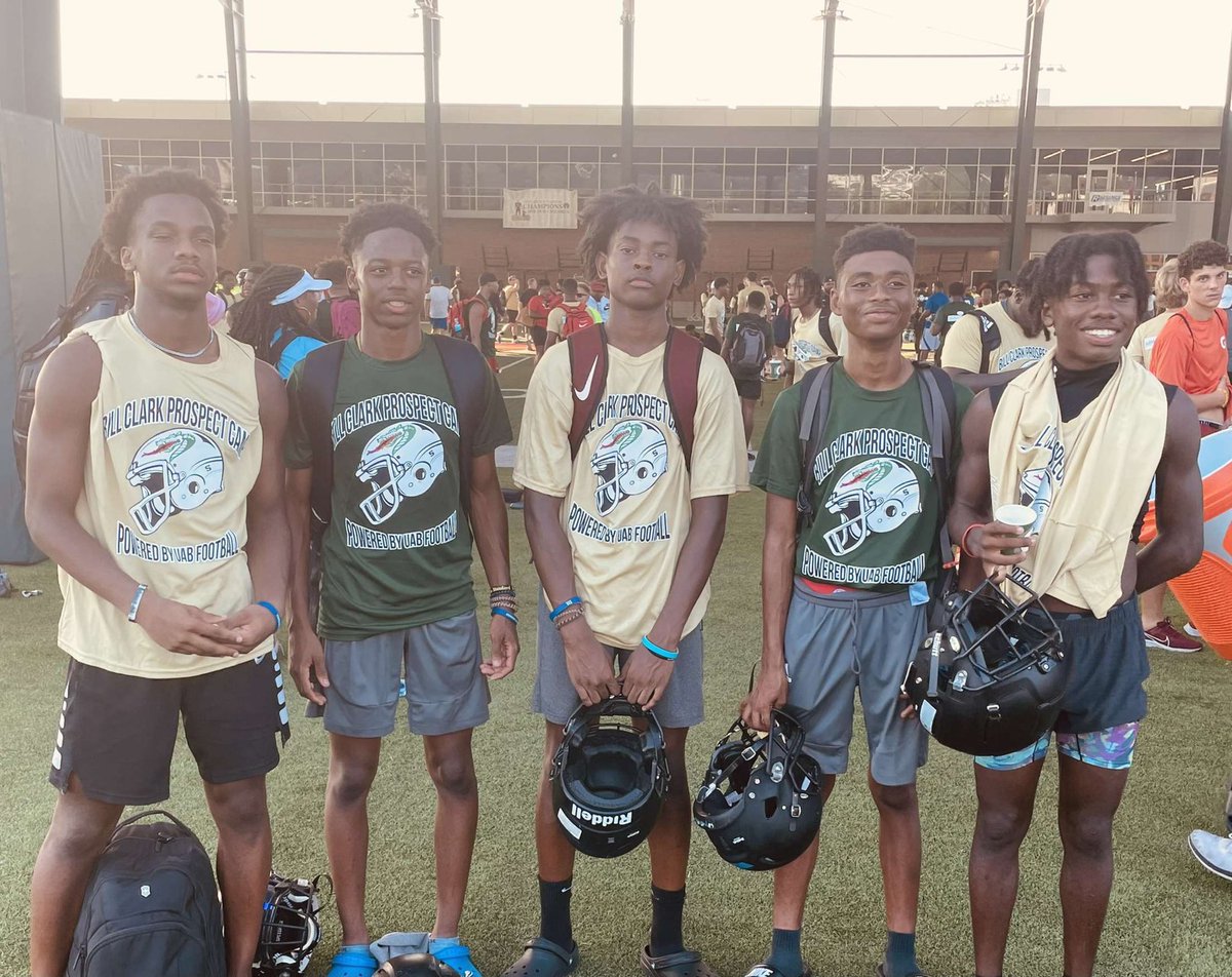 _BrandonHeard's tweet photo. Showed out with the guys at @UAB_FB @jphoward86 @McAdoryRecruit @RILEYDARIC #TheStandard 🐝 https://t.co/46bTdVKdT6