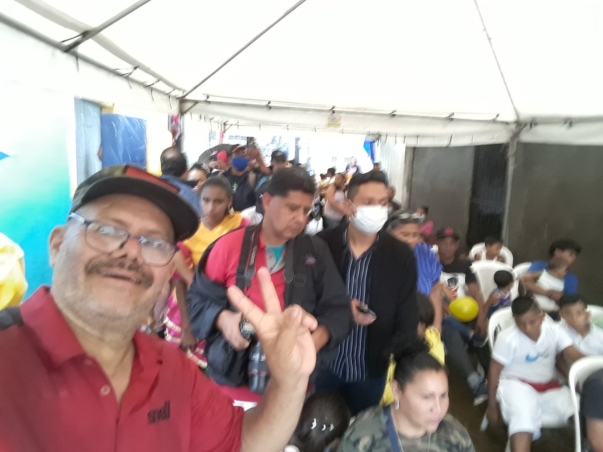 Es06619651Pablo's tweet photo. Aún en las condiciones más difíciles, nuestro GRUN, sigue trabajando para cambiar y mejorar la vida de las y los nicaragüenses.
Inauguración de casa Solidaria, barrio 14 de Mayo, Distrito V de Managua.
43/19FuerzaDeVictorias
#UnidadParaLaProsperidad
#Nicaragua
#14deJunio https://t.co/VwUoZAVJYL