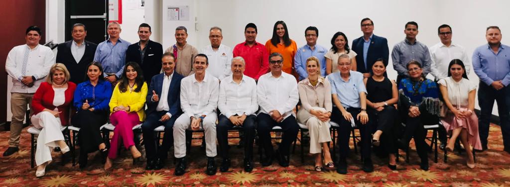 BelgicaMEX's tweet photo. Un placer presentar las fortalezas empresariales en una mesa redonda del @ccechiapas. Buscando juntos oportunidades, discutiendo el gran potencial de Chiapas y vinculando a @BelMexBC con el CCE. 🇧🇪🇲🇽
Gracias Arturo Mari Dominguez, presidente CCE y @ManuelUrreta Cónsul Honorario. https://t.co/qOpnBzG7mF