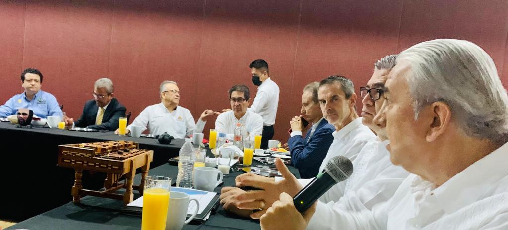 BelgicaMEX's tweet photo. Un placer presentar las fortalezas empresariales en una mesa redonda del @ccechiapas. Buscando juntos oportunidades, discutiendo el gran potencial de Chiapas y vinculando a @BelMexBC con el CCE. 🇧🇪🇲🇽
Gracias Arturo Mari Dominguez, presidente CCE y @ManuelUrreta Cónsul Honorario. https://t.co/qOpnBzG7mF