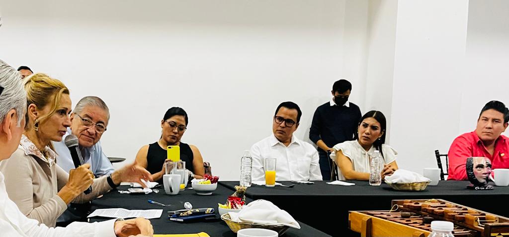BelgicaMEX's tweet photo. Un placer presentar las fortalezas empresariales en una mesa redonda del @ccechiapas. Buscando juntos oportunidades, discutiendo el gran potencial de Chiapas y vinculando a @BelMexBC con el CCE. 🇧🇪🇲🇽
Gracias Arturo Mari Dominguez, presidente CCE y @ManuelUrreta Cónsul Honorario. https://t.co/qOpnBzG7mF