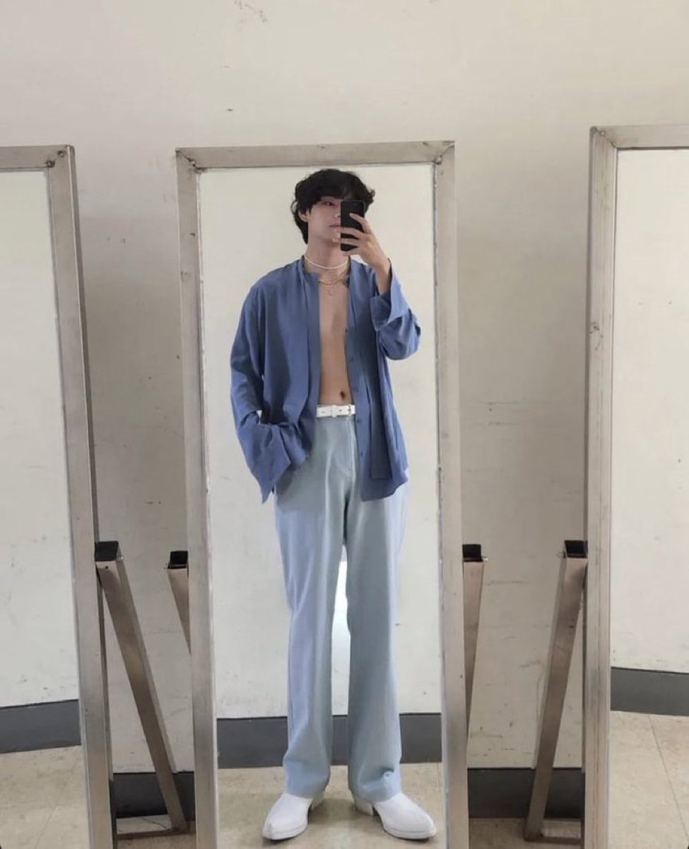 MinSuga2209's tweet photo. I SAW THIS SO LATE BUT KIM TAEHYUNG WTF?!??!?! THE AUDACITY https://t.co/JRXqu13iPr