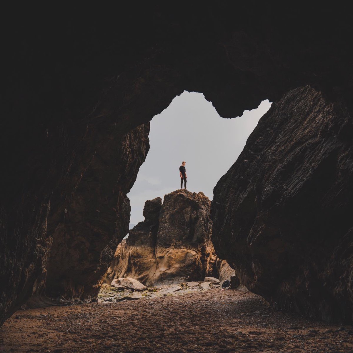 " اللّهم لا تحوجنا للقاسية قلوبهم ، ولا تجعلنا نقسو لمن يلجأ إلينا ، وارزقنا يارب النسيان فيما لا نطيق تحمله .. اللّهم اجبر بخاطرنا جبراً يليقُ بعظمتك ، اللّهم فرحه تُنير ما أطفأته الخيبات فينا .. اللّهم توبه لا نرتد بعدها أبداً ، اللّهم أصلحنا كي نستحق جنتك ."