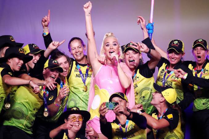 LadiesWhoLeague's tweet photo. Is there a song that when you hear it immediately transports you to a historic moment in sport? I was just having a dance to ‘Firework’ by @katyperry and it was like I was back at the @MCG with the @AusWomenCricket. ♥️🥺 https://t.co/fTeLpqyc3S