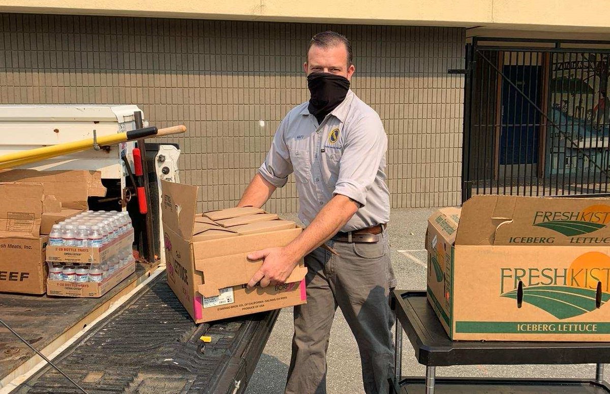 calwater's tweet photo. When our communities need us, we do whatever we can to support them. #ThrowbackThursday to our #Oroville team donating fresh produce and water to the Salvation Army Emergency Disaster Services truck to feed local community members impacted by wildfires. 🥫 #MakingGoodThingsHappen https://t.co/9D3l3silrl