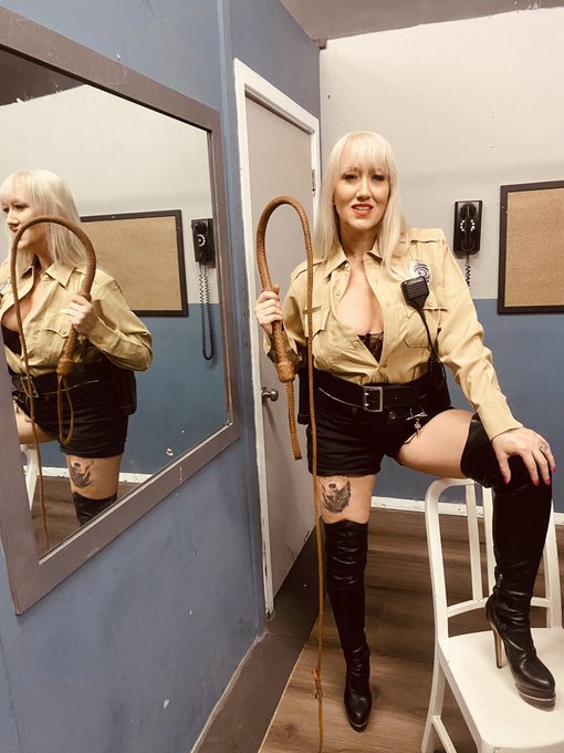 From the set! #LizaWardenFromHell https://t.co/Z1ZAOS4X9G<a href="/tag/lizawardenfromhell"class="tags">#LizaWardenFromHell</a>