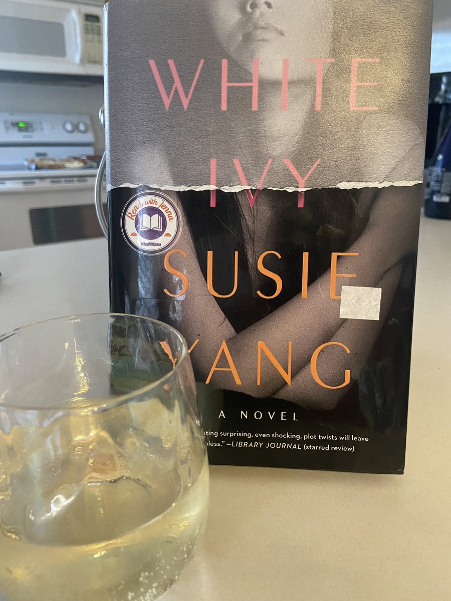 NotesSparks's tweet image. Bubbles and books tonight with @ceciliaclyra and my #tsnotyaw writers ♥️ #bookswithhooksbc