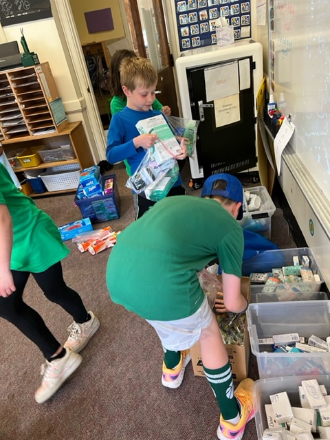 sheehan_ps's tweet photo. Mrs. Blair's 3rd graders led a campaign to collect toiletries for the homeless.  In partnership with @CatchingJoy, we filled 50+ bags to help others in need! Thanks Max for teaching us we can each make a difference! #service #leadership @westwood_ps https://t.co/0Rfd32vOuS