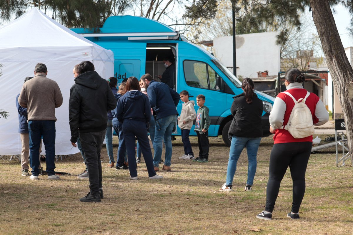 Seguimos avanzando con el Programa #Acercar.
Esta semana se realizaron nuevos operativos en #SanAntonioDeAreco y #VillaLía. Las y los arequeros pudieron realizar sus trámites y consultas ante organismos nacionales y provinciales más rápido y cerca de sus hogares.
