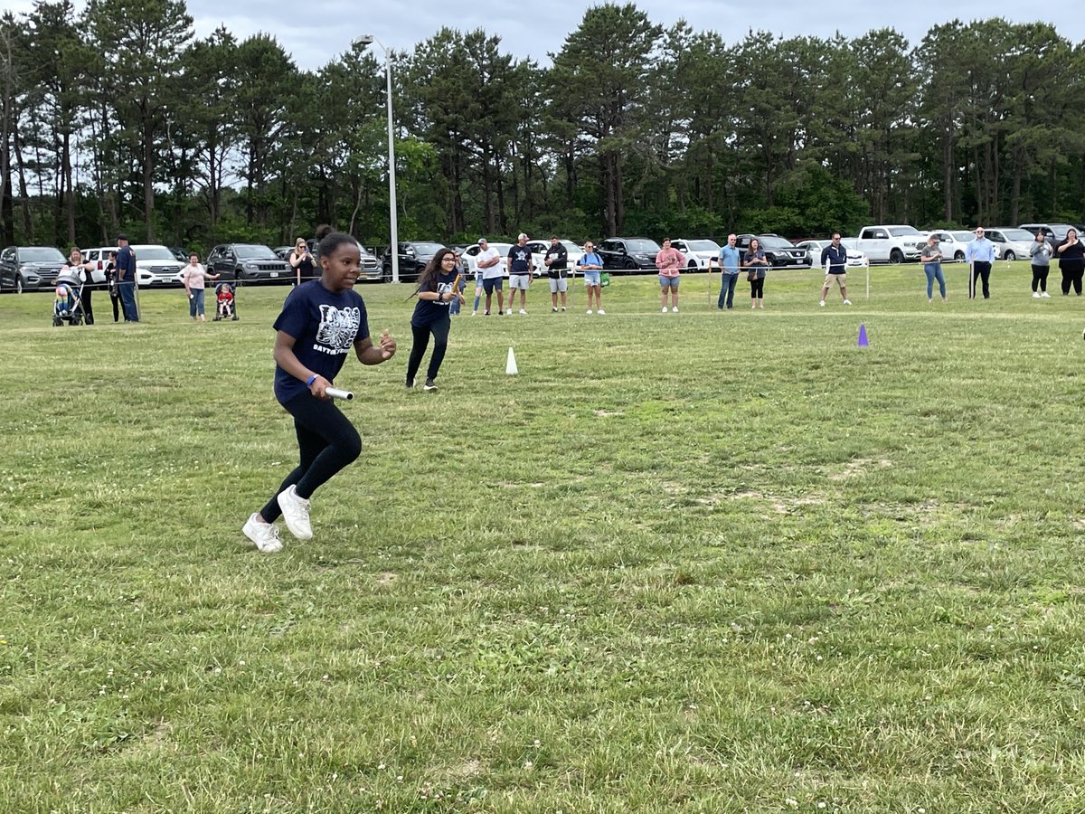 ShelitaWatkis's tweet photo. We had a βrain scareβ but we were able to have field day today for our 5th and 6th students. #Daytonpride β¦@esm_csdβ© https://t.co/7Y9jXxtqgm