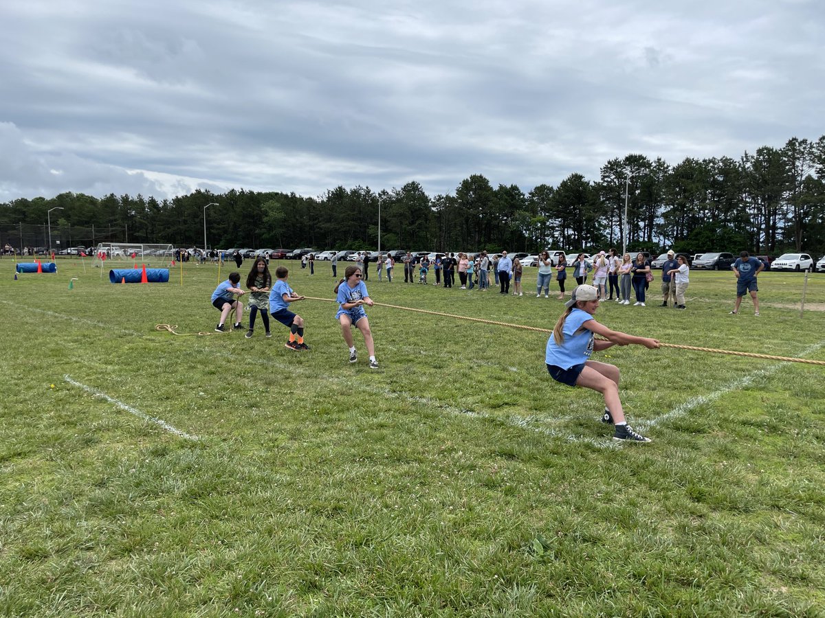 ShelitaWatkis's tweet photo. We had a βrain scareβ but we were able to have field day today for our 5th and 6th students. #Daytonpride β¦@esm_csdβ© https://t.co/7Y9jXxtqgm