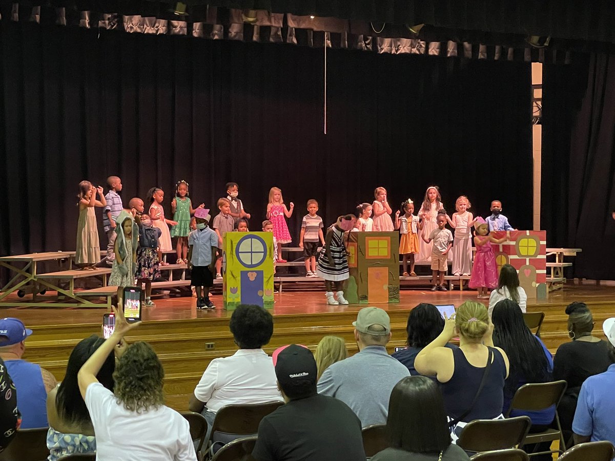 RobertCasteen's tweet photo. End of year awards ceremonies celebrating our students at @NPESbraves3012 #BuildingtheBestSPS https://t.co/bisRumkL1L