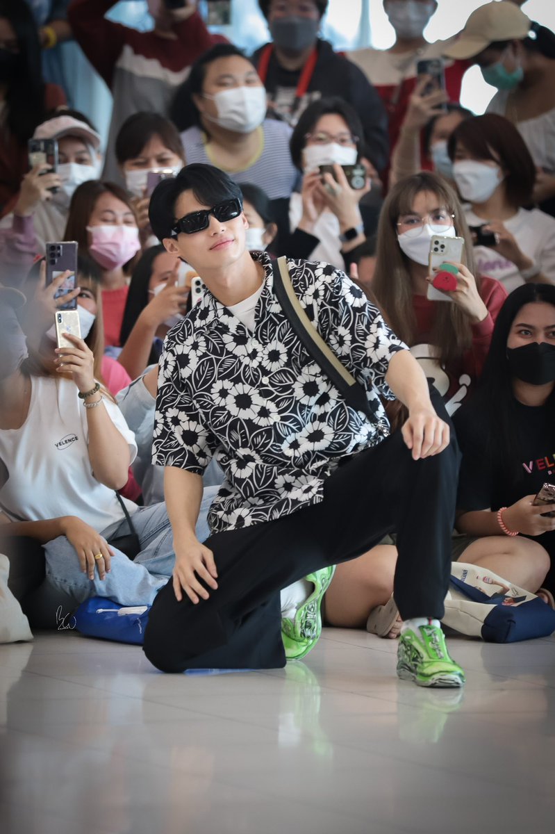 A_little_TA's tweet photo. Safe flight kub 💚🛫

#PRADAxWINInMilan #winmetawin https://t.co/tUqiisFtCi
