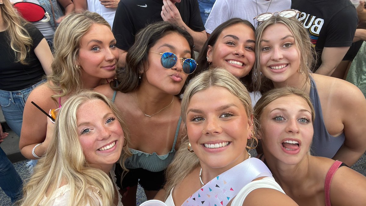 baileyjsharp's tweet photo. #hcn #hcnkc it’s my bdayyyy🥳🥂 https://t.co/isRGvzSu4r