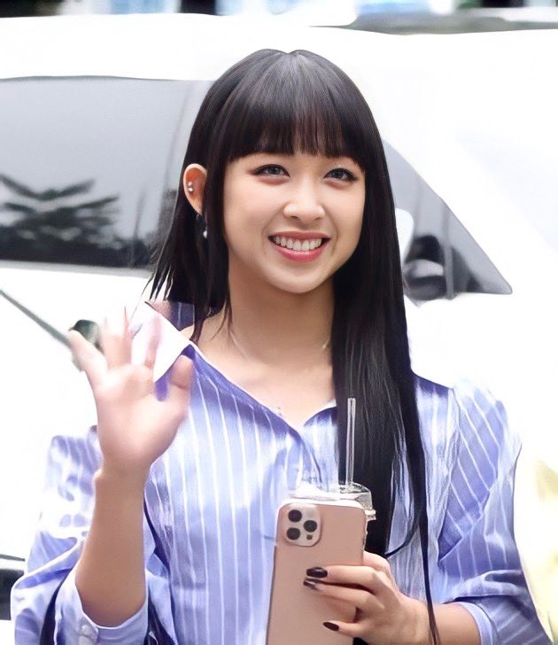 starfess's tweet photo. -idol guys mbak dita mirip hinata 😭  https://t.co/dXkJJSqIKK