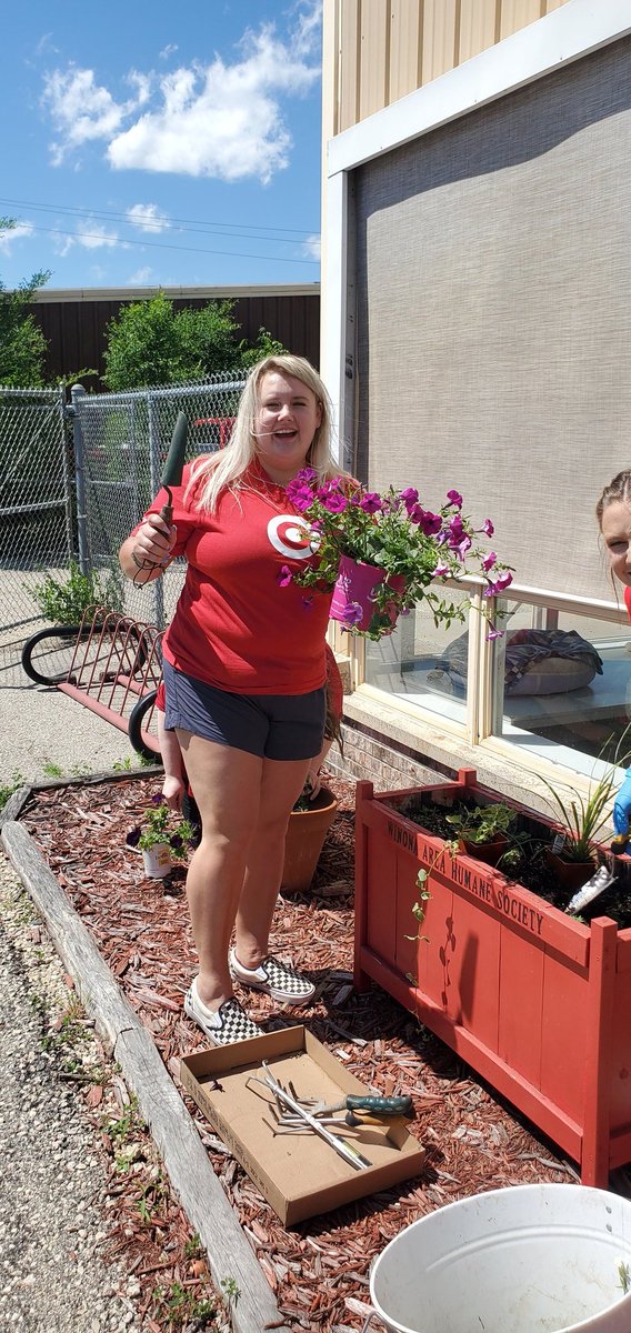 KimWicka's tweet photo. Beautiful day to plant flowers for the Winona Area Humane Society. Love our Target volunteer crew! @lindsaymtrainor @vkishkunas @erin_eee https://t.co/0p4eEkFMk0