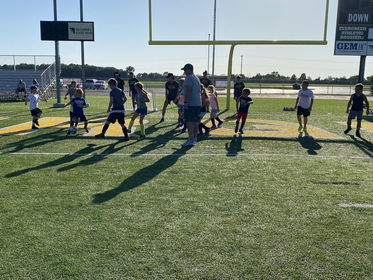 DaveSkoczyn62's tweet photo. Wow what a 3 days! 50+ campers that loved the popsicles after 3 warm days! Thanks to all the parents who brought their kids to camp, we loved having you! Shoutout to our parents and players who made this happen! #OneFamily #EHSAthletics https://t.co/W3NwXRMvX9