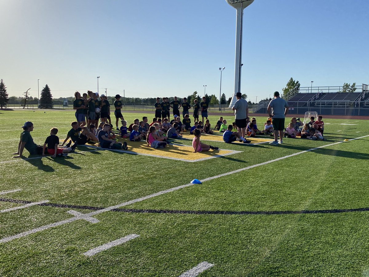 DaveSkoczyn62's tweet photo. Wow what a 3 days! 50+ campers that loved the popsicles after 3 warm days! Thanks to all the parents who brought their kids to camp, we loved having you! Shoutout to our parents and players who made this happen! #OneFamily #EHSAthletics https://t.co/W3NwXRMvX9