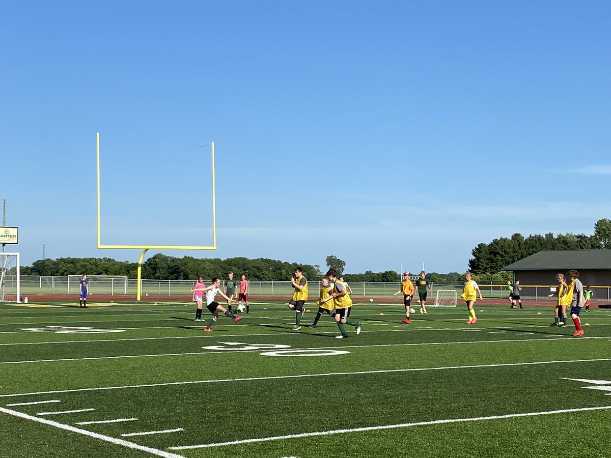DaveSkoczyn62's tweet photo. Wow what a 3 days! 50+ campers that loved the popsicles after 3 warm days! Thanks to all the parents who brought their kids to camp, we loved having you! Shoutout to our parents and players who made this happen! #OneFamily #EHSAthletics https://t.co/W3NwXRMvX9