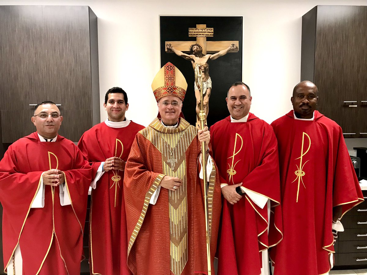 silviojbaez's tweet photo. Esta noche tuve la alegría de visitar la parroquia Our Lady of Guadalupe en Doral, Florida, para conferir la confirmación a más de cien jóvenes. Agradezco al P. Israel E. Mago (párroco), al diácono Gustavo Santos y a toda la comunidad parroquial por su cariñosa acogida. https://t.co/6oQu8yF3Nx