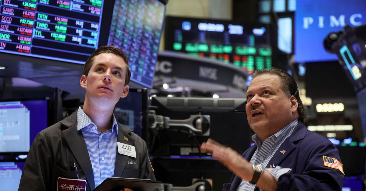 ReutersUS's tweet photo. Wall Street plunges as recession fears grow https://t.co/A6hDKvV5Xz https://t.co/Cafhh5BJyN