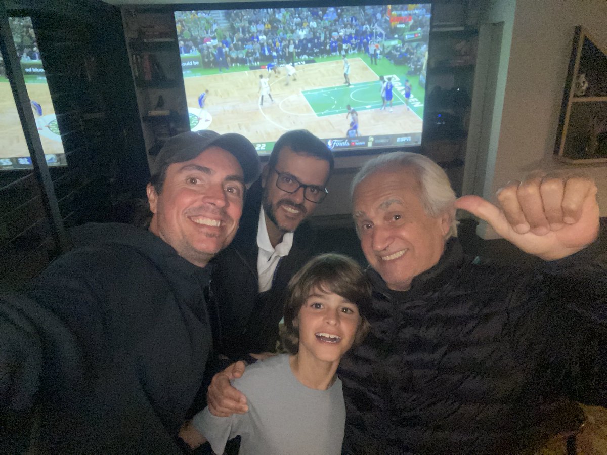 leobalbi's tweet photo. Três gerações de loucos pela NBA. 

#NBAnaESPN https://t.co/ktZDkQDOEa