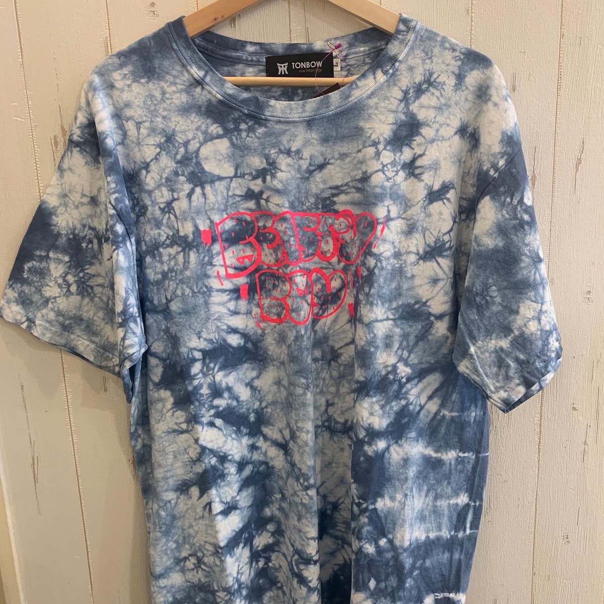 akiokagehira's tweet photo. 東京帽子 TONBOW
POP UP mini STORE
6/15〜7/11
Dress hair 代々木上原
BEASTY BOY TIE DYE TEE
今シーズンのイメージロゴがプリントされたダイダイ柄インディゴ、スモーキーグリーンの2色
サイズ:L
¥5940
@tonbow_tokyo
#東京帽子 #tonbow #dresshair
#代々木上原 #ポップアップ https://t.co/RdjUwfPQas