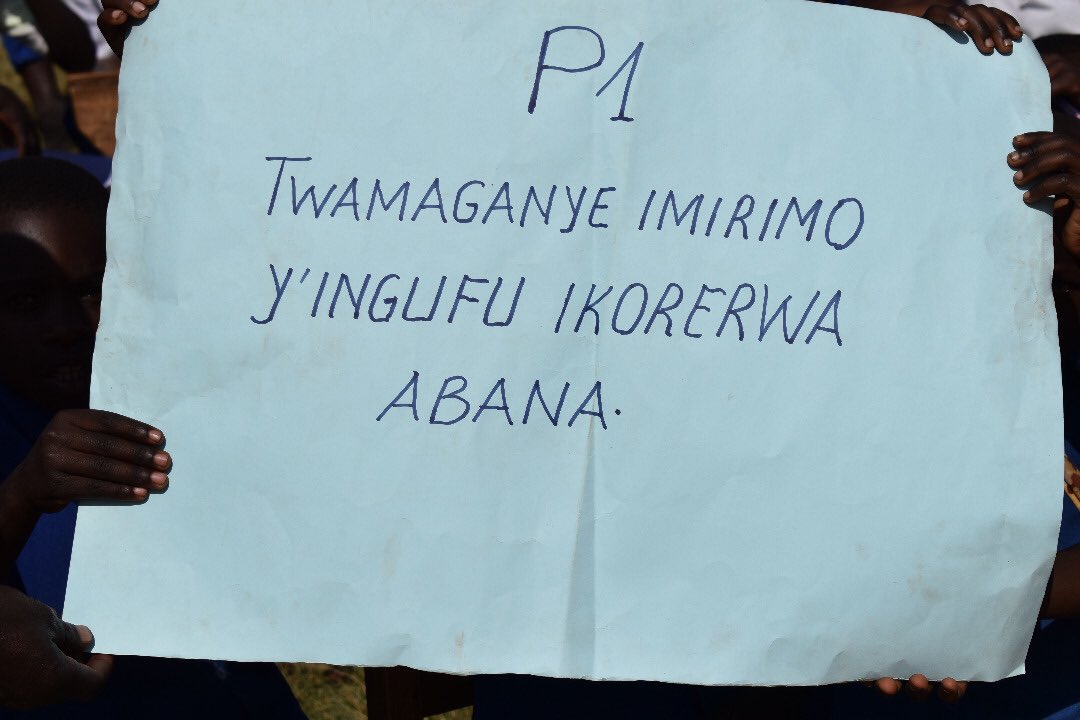 ARuhuka's tweet photo. Ku munsi w’Umwana w’Umunya Afrika , abana b’amashuli abanza muri GS Bisika ho mu murenge wa Rukomo batanze ubutumwa bunyuranye bushishikariza buri wese uburenganzira bw’abana . Dushimiye cyane ubuyobozi bw’imurenge ndetse n’ubwikigo kumikoranire myiza mukwizihiza uyumunsi https://t.co/s8vIKbPSLa