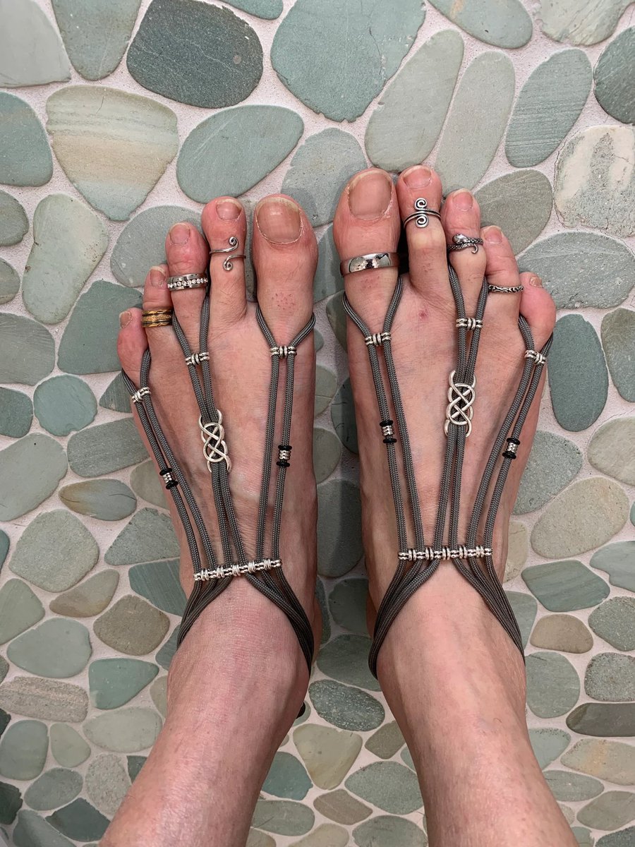 Men foot jewelry…how fag can you get?!?!