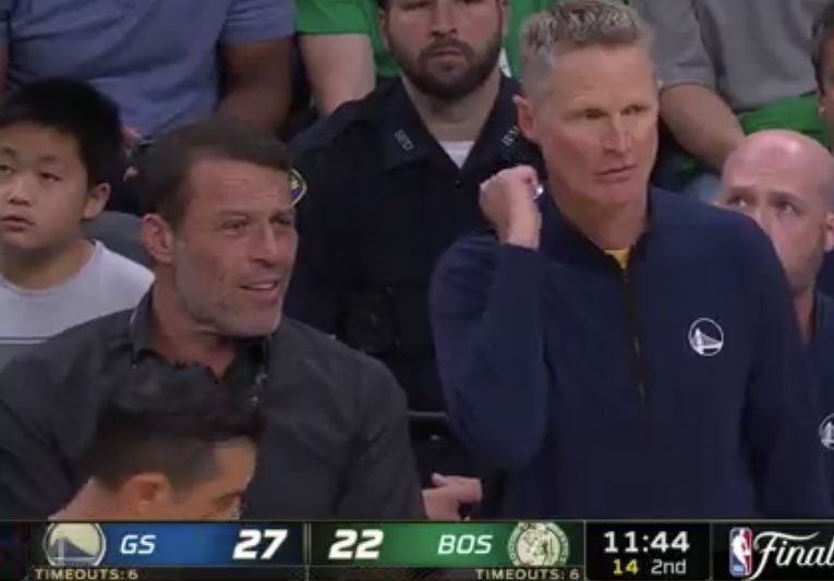 barstoolsports's tweet image. Tony Robbins giving the Celtics a halftime speech. 100-0 run incoming