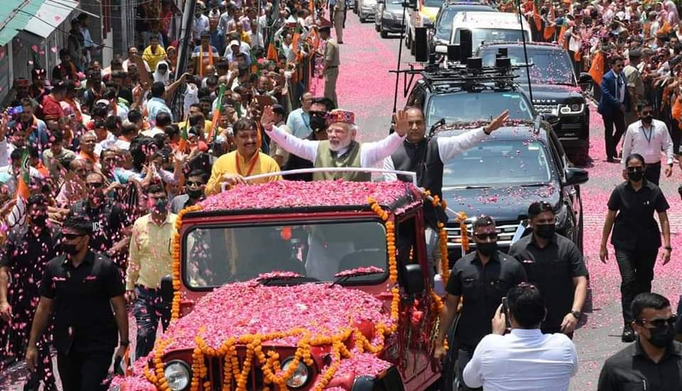 ipardeepsharma's tweet photo. आदरणीय प्रधानमंत्री श्री नरेन्द्र मोदी जी का देवधरा व वीरधरा हिमाचल पर आत्मीय स्वागत-अभिनंदन🙏🏻
"जनता का अटूट विश्वास
पूरा हिमाचल डोल रहा है
मोदी मोदी बोल रहा है" #ModiHaiToMumkinHai #modiinhp #Modi https://t.co/2ccNO0MdE9