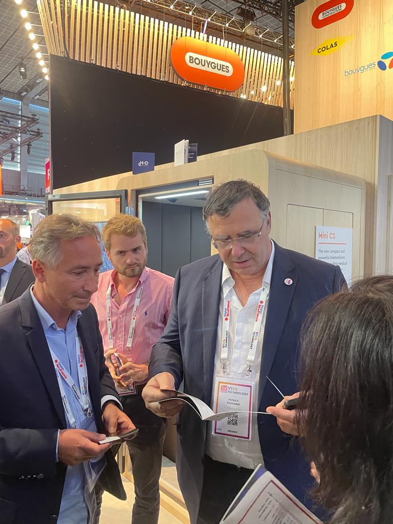 Retour sur la journée d'hier à #VivaTech : <a href="/PPouyanne/">Patrick Pouyanné</a> <a href="/TotalEnergies/">TotalEnergies</a> dur le stand <a href="/GroupeBouygues/">Groupe Bouygues</a> s'intéresse à la cabine de télemédecine 5G <a href="/H4Dev/">H4D - Health for Development</a> <a href="/bouyguestelecom/">Bouygues Telecom</a> !