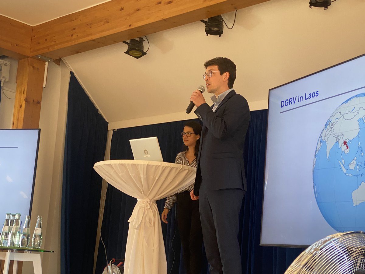 FWRGesellschaft's tweet photo. 1/2 - Zum #10tenGeburtstagRaiffeisenGesellschaft: Premiere von #RaiffeisenOnTour. Im Landschulheim Schloss Buldern, Münsterland - https://t.co/E52r5QyY9E. 150 Minuten rund um Genossenschaften. Weltweit + vor Ort. Dülmens Bürgermeister Carsten Hövekamp gründet neue … https://t.co/UqsP1a7sxl