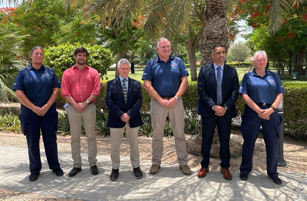 EMASOH_AGENOR's tweet photo. June 14th, #AGENOR FCDR RADM Botman paid a visit to @UK_MTO in Dubai. He was briefed about ongoing operations of UKMTO and given a tour through the #HQ. UKMTO acts as a point of contact for #merchant vessels and #military forces in the area of operation of EMASoH.
#SoH #shipping https://t.co/0fS4lZaDeO