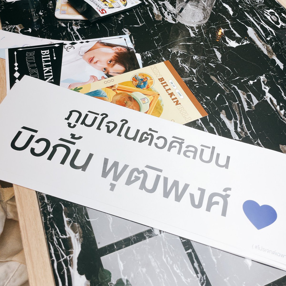 projectBillkin's tweet photo. เมื่อกี้พี่PRบอกว่าบิวกิ้นได้รับแบนเนอร์แล้ว และบอกว่า ฮืออออ ดูข้างหลังสิเค้าเขียนว่า ล้อเล่นรึเปล่าาาา ฮืออออมุเน้กกก🥺🐶
#โปรเจกต์เฉพาะกิ้น
#กัปตันบิวกิ้น 
#StartDeeVERSE https://t.co/xQz3Jz2g8T