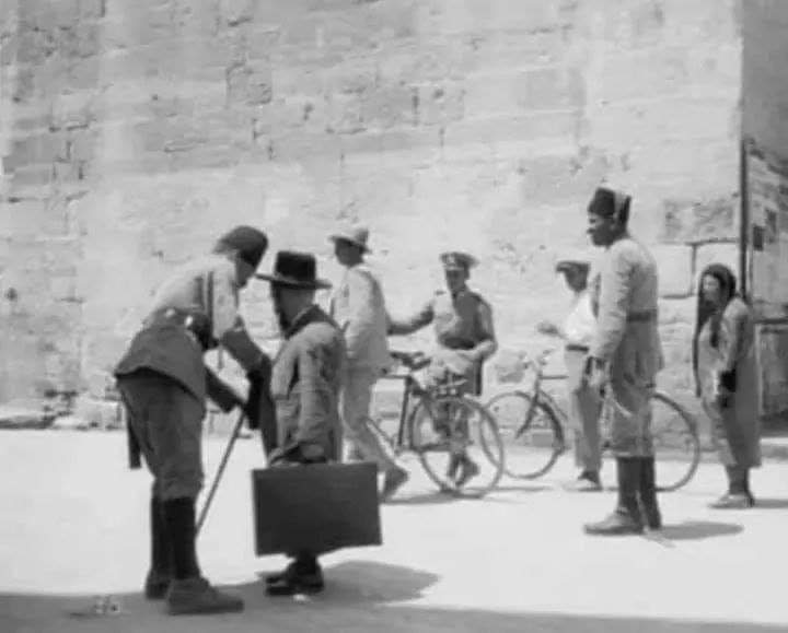 شرطي فلسطيني يفتش يهوديا على بوابة يافا عام 1929م.
قبل أن تسقط كرامتنا في الوحل !
ولكن سوف نعود بأمر من الله