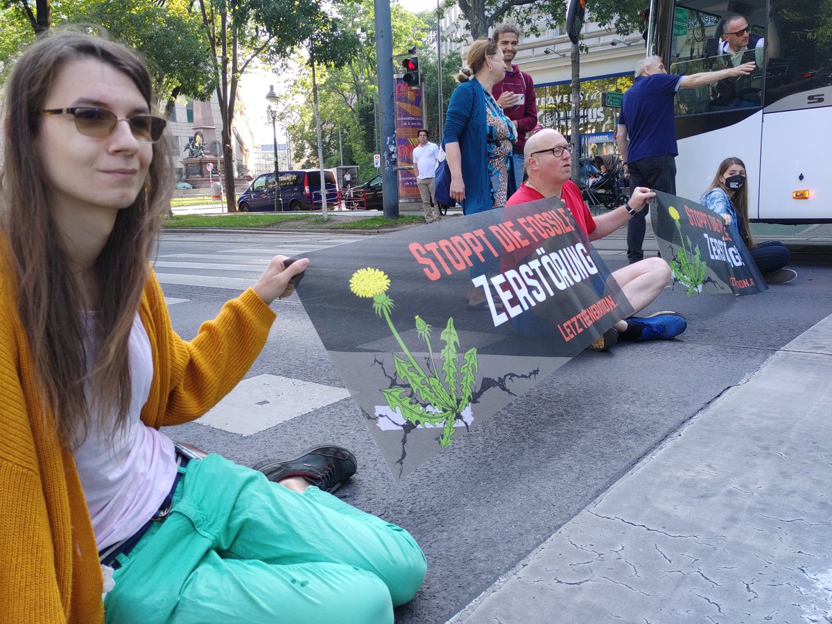 letztegenAT's tweet photo. +BREAKING+
2 Menschen der #LetztenGeneration haben sich heute Morgen mit ihren Händen an der Ringstraße festgeklebt. Vor der Uni Wien fordern sie die Bundesregierung dazu auf, wissenschaftl. Fakten zur Klimakrise anzuerkennen & die #fossileZerstörung zu beenden.
#FrackingVerbot https://t.co/RAoS2w3O4E