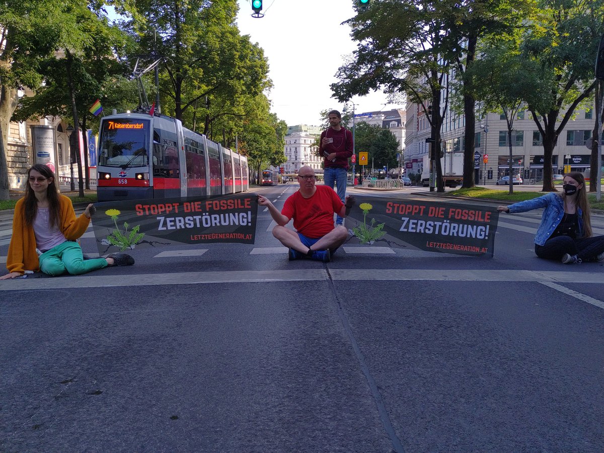 letztegenAT's tweet photo. +BREAKING+
2 Menschen der #LetztenGeneration haben sich heute Morgen mit ihren Händen an der Ringstraße festgeklebt. Vor der Uni Wien fordern sie die Bundesregierung dazu auf, wissenschaftl. Fakten zur Klimakrise anzuerkennen & die #fossileZerstörung zu beenden.
#FrackingVerbot https://t.co/RAoS2w3O4E