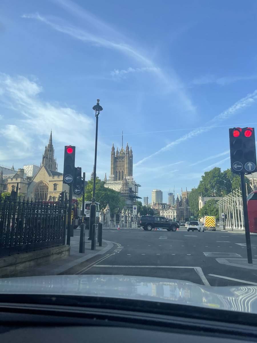 Katemoxleyeyc's tweet photo. Early morning start in London Town.
Off to Brockley to deliver the #mentalhealth champion course for St.Andrews Community Nursery. #Lewisham #EYTalking #MHFAInstructor https://t.co/7GoMNjDfYi