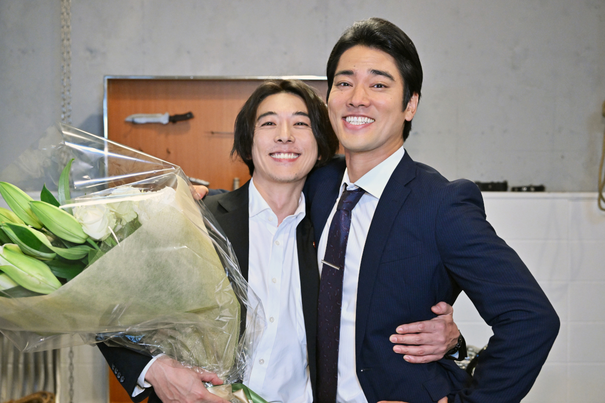 oricon's tweet photo. 📺 #インビジブル 最終回

＼クランクアップ写真公開 📸／
高橋一生、桐谷健太と密着2ショット💐劇中の志村＆猿渡とはギャップ大な笑顔全開✨

💬「ありがとうという気持ちしかございません❗」【コメント全文】
https://t.co/6g0vYW4ry6

#高橋一生 #桐谷健太 #インビジブル最終回 @ko_shibasaki https://t.co/BxM3VwxP4p